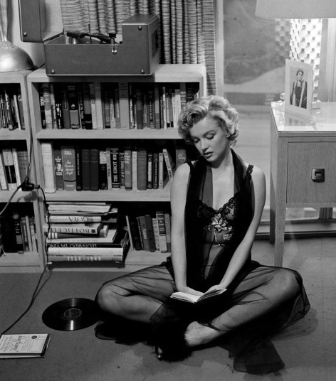 marilyn-monroe-photo-awesomepeoplereading-tumblr-com-23-4-14